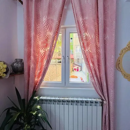 Miss Nareens With Free Garage Apartment *