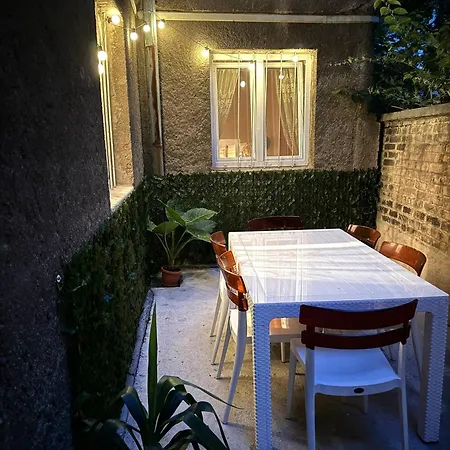Miss Nareens With Free Garage Apartment